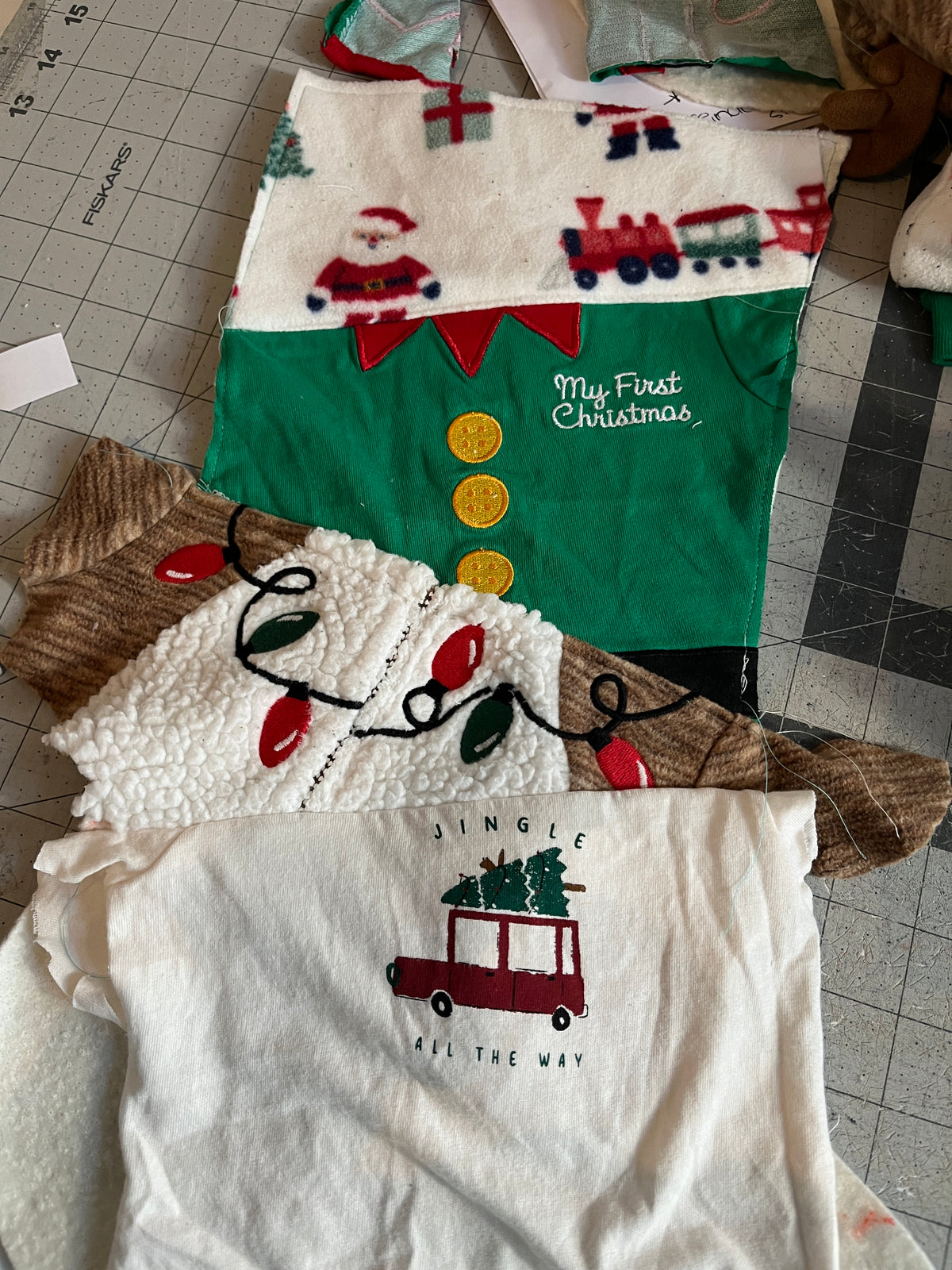Memory keepsake Christmas stocking quilted from baby clothes with name cuff - detail view 8